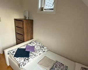 Kompaktes Schlafzimmer mit Stauraum im Ferienhaus in De Cocksdorp, Texel, Watteninseln.