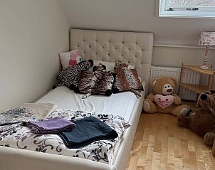 Gemtliches Kinderzimmer mit Kuscheltieren im Ferienhaus in De Cocksdorp, Texel, Watteninseln.