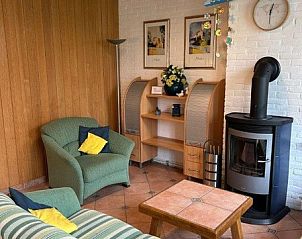 Intime Ecke im Ferienhaus Slufterhoek 128, De Cocksdorp Texel, mit Kamin und Bcherregal.