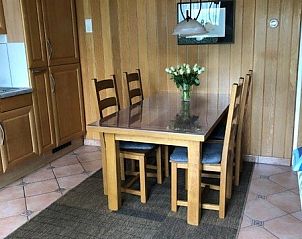 Esszimmer im Ferienhaus Slufterhoek 128, De Cocksdorp Texel, mit Holztisch und Sthlen.