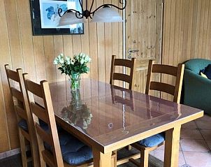 Stilvolle Essecke im Ferienhaus Slufterhoek 128, De Cocksdorp Texel, mit Blumen auf dem Tisch.