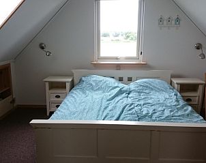Attraktives Schlafzimmer im Vuurtorenweg 58 C Ferienhaus De Cocksdorp Texel mit Blick auf die Umgebung.