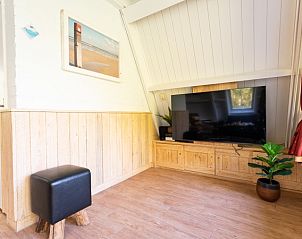 Gemtliches Wohnzimmer des Bungalows Pier 53 in De Cocksdorp, Texel, mit moderner Ausstattung.