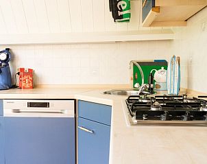 Moderne Kchengerte im Bungalow Pier 53, Ferienhaus in De Cocksdorp, Texel, fr einen komfortablen Aufenthalt.