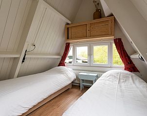 Schlafzimmer mit zwei Betten im Bungalow Pier 53, De Cocksdorp, Texel, fr eine erholsame Nachtruhe.