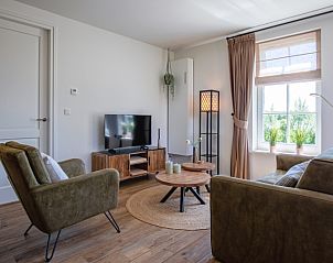 Stilvolles Interieur des Apartments A, De Cocksdorp, Texel, mit moderner Einrichtung und Blick auf den Garten.