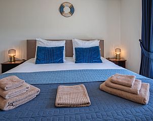 Schlafzimmer von Appartement A, De Cocksdorp, Texel, mit warmer Einrichtung und komfortablen Annehmlichkeiten fr einen erholsamen Aufenthalt.