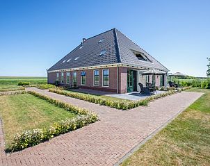 Ruim terras bij Appartement C, De Cocksdorp, Texel, ideaal voor buiten dineren.