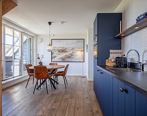 Eetkamer in Appartement C, De Cocksdorp, Texel met uitzicht op het terras.