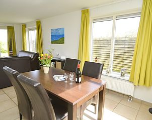 Dining area in Plexat vacation home, De Cocksdorp, Texel with modern furnishings