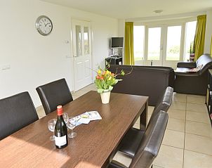 Spacious dining room in Plexat vacation home, De Cocksdorp, Texel overlooking the garden