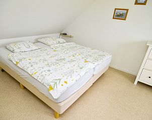 Bedroom with double bed in Plexat vacation home, De Cocksdorp, Texel