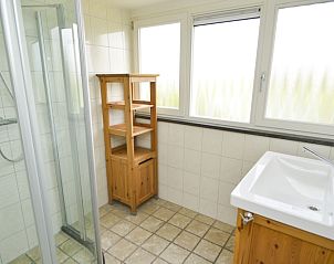 Bathroom with shower and window in Plexat vacation home, De Cocksdorp, Texel