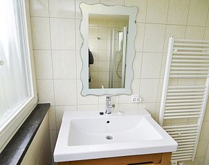 Sink and mirror in Plexat vacation home, De Cocksdorp, Texel bathroom