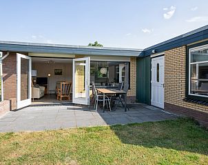 Bungalow Tamarisk 206 in De Cocksdorp, Texel with sunny terrace and open doors to the garden.