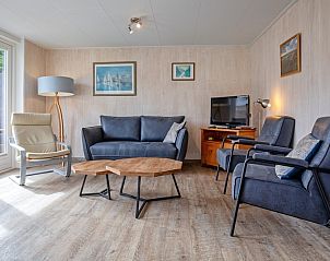Comfortable sitting area in Bungalow Tamarisk 206, De Cocksdorp, Texel with spacious sofa and armchairs.