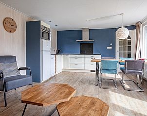 Stylish open kitchen in Bungalow Tamarisk 206, De Cocksdorp, Texel with dining area and lots of light.