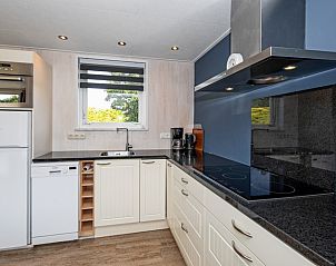 Modern kitchen in Bungalow Tamarisk 206, De Cocksdorp, Texel with built-in appliances and ample work space.
