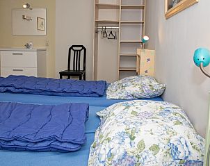 Details of the bedroom in Bungalow Tamarisk 206, De Cocksdorp, Texel with practical storage space.