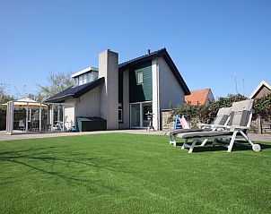 Gerumiger Garten mit Liegesthlen im Ferienhaus Blom & Co in De Cocksdorp, Texel.