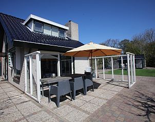 Gemtliche Terrasse mit Sonnenschirm im Ferienhaus Blom & Co in De Cocksdorp, Texel.