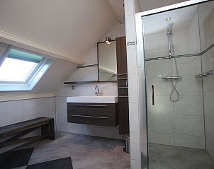 Luxurises Badezimmer mit Dachfenster im Ferienhaus von Blom & Co, De Cocksdorp, Texel.