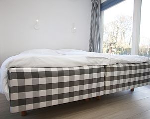 Schlafzimmer mit groem Fenster im Ferienhaus von Blom & Co, De Cocksdorp, Texel.