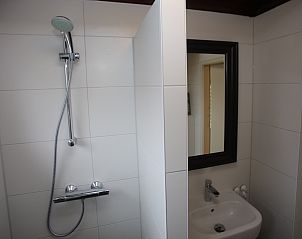 Moderne Dusche im Ferienhaus von Blom & Co, De Cocksdorp, Texel.