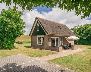 Bungalow De Witte Hoek 6 Pers. in De Cocksdorp, Texel met charmant rieten dak en zonnig terras.
