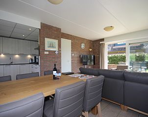 Ruime eetkamer in Bungalow De Witte Hoek 6 Pers., De Cocksdorp, Texel met moderne keuken en grote eettafel.