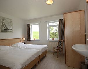 Slaapkamer met twee bedden in Bungalow De Witte Hoek 6 Pers., De Cocksdorp, Texel, lichte ruimte met uitzicht.