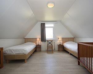 Ruime slaapkamer met kinderbed in Bungalow De Witte Hoek 6 Pers., De Cocksdorp, Texel, ideaal voor gezinnen.