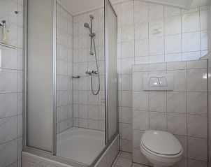 Moderne badkamer met douche in Bungalow De Witte Hoek 6 Pers., De Cocksdorp, Texel, voorzien van alle gemakken.