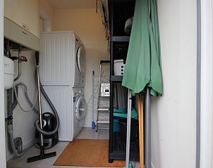 Praktische wasruimte in Bungalow De Witte Hoek 6 Pers., De Cocksdorp, Texel met wasmachine en droger.