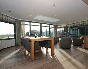Gerumiges Esszimmer im Wintergarten der Villa De Witte Hoek, Ferienhaus auf Texel mit Panoramablick.