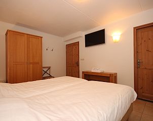 Komfortables Schlafzimmer im Wintergarten der Villa De Witte Hoek, De Cocksdorp, Texel fr einen entspannten Aufenthalt.