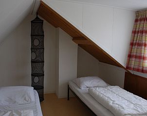 Attic room with sloping wall in Kikkertstraat 067, De Cocksdorp, Texel, ideal for children.