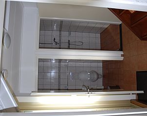 Modern bathroom in Kikkertstraat 067, De Cocksdorp, Texel, with shower and toilet.