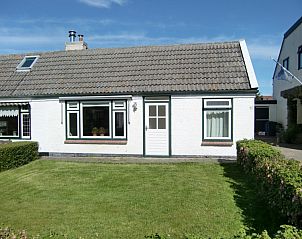 Front of vacation home Kikkertstraat 067, De Cocksdorp, Texel, with well-tended lawn.