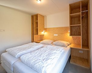 Komfortables Schlafzimmer im Bungalowpark Tamarisk - Bungalow 202 - Tabula Rasa, De Cocksdorp, Texel, mit Holzakzenten.