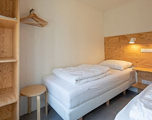 Schlafzimmer mit Einzelbetten im Bungalowpark Tamarisk - Bungalow 202 - Tabula Rasa, auf Texel, Watteninseln.