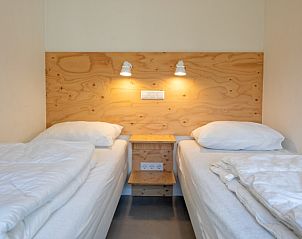Gemtliches Schlafzimmer mit Doppelbett im Bungalowpark Tamarisk - Bungalow 202 - Tabula Rasa, De Cocksdorp, Texel.