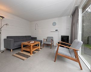 Gemtliches Wohnzimmer im Bungalowpark Tamarisk - Bungalow 200 - Ties, De Cocksdorp, Texel mit bequemer Sitzecke.