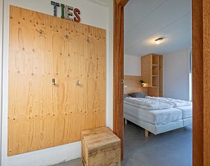 Eingangshalle und Schlafzimmer im Bungalowpark Tamarisk - Bungalow 200 - Ties, De Cocksdorp, Texel mit Holzakzenten.