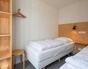 Rustikales Schlafzimmer im Bungalowpark Tamarisk - Bungalow 200 - Ties, De Cocksdorp, Texel mit Holzmbeln.