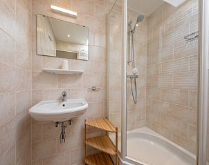 Modernes Badezimmer im Bungalowpark Tamarisk - Bungalow 200 - Ties, Texel mit Dusche und Waschbecken.