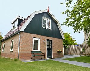 Charming vacation home Vuurtorenwachter, De Cocksdorp, Texel with spacious terrace and surrounding nature.