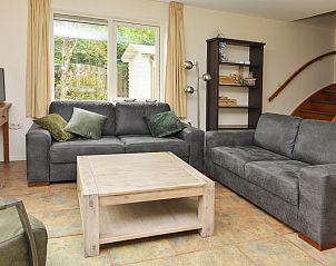 Stylish sitting area in Vuurtorenwachter, De Cocksdorp, Texel with modern decor and natural light.