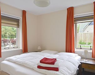 Attractive bedroom in Vuurtorenwachter, De Cocksdorp, Texel with comfortable double bed and garden view.