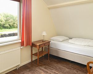 Comfortable bedroom with single bed in Vuurtorenwachter, De Cocksdorp, Texel with natural light.